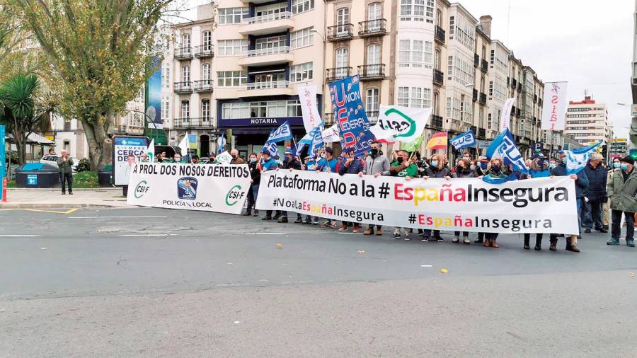 seguridad. Miembros de varios sindicatos, entre ellos SUP Galicia, este miércoles en A Coruña. Foto: Gallego 
