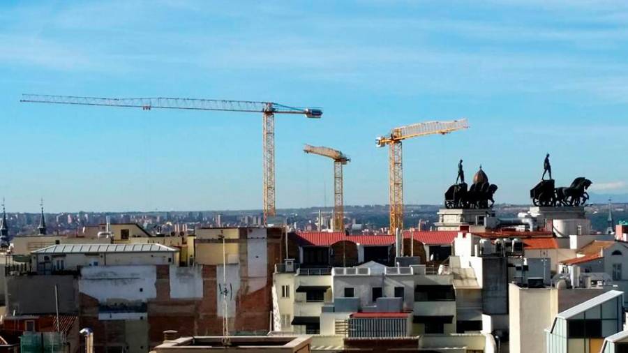Imagen de panorámica con unas grúas de construcción en Madrid FOTO: Esteban Delaiglesia