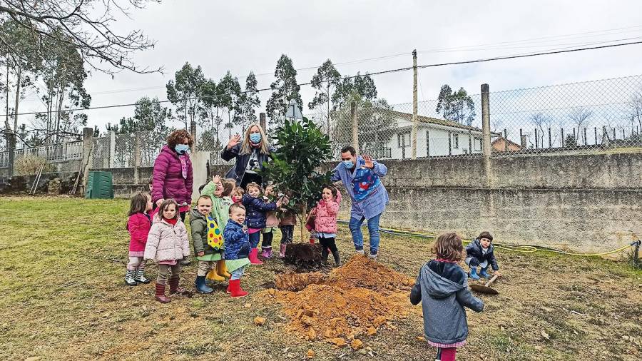 Alumnos de la Escuela Infantil Municipal participaron en la actividad para sembrar las camelias. Foto: C.V.