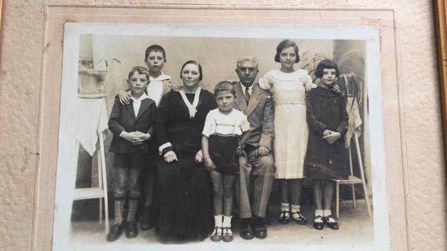 Una fotografía de época de la familia Freire Rial, cuna de farmacéuticas, al completo. Foto: Gallego