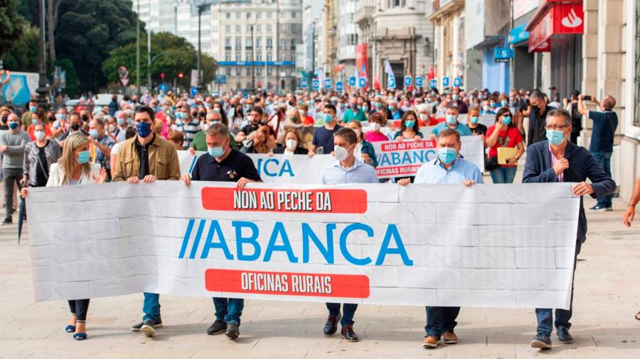 Manifestación na Coruña contra os peches das oficinas de Abanca en Zas, Baíñas e A Baña. Foto: C. Zas