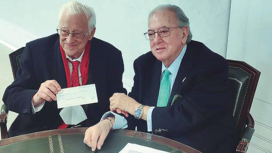 El padre Ángel muestra el cheque con el donativo de un millón de euros que le entregó el doctor Diego Murillo. Foto: ECG