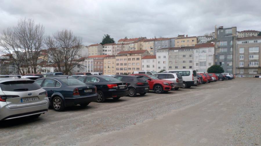 Coches estacionados en el aparcamiento situado en la zona de Altiboia. Foto: ECG