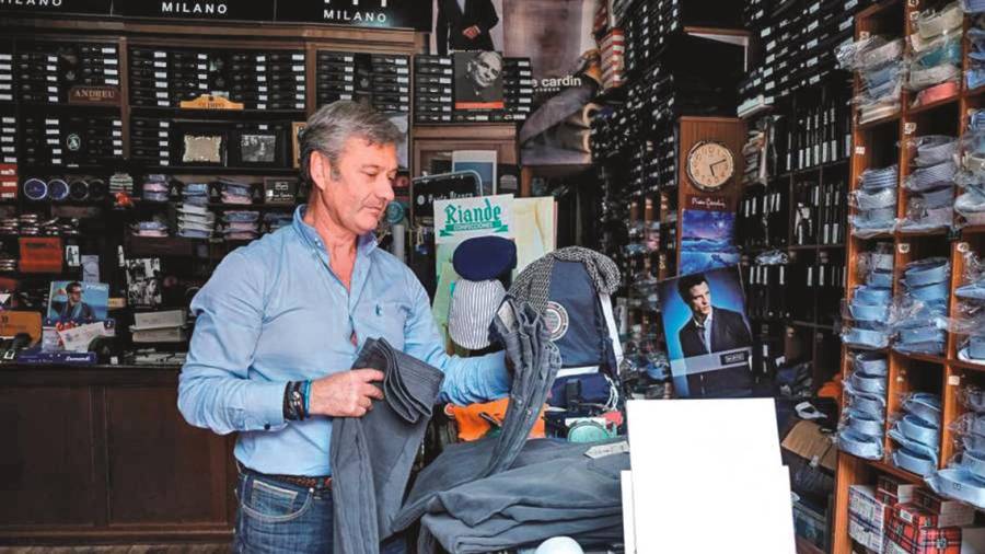 Jorge Riande, muestra parte de su mercancía en su establecimiento do Toural, Confecciones Riande. Foto: Arxina
