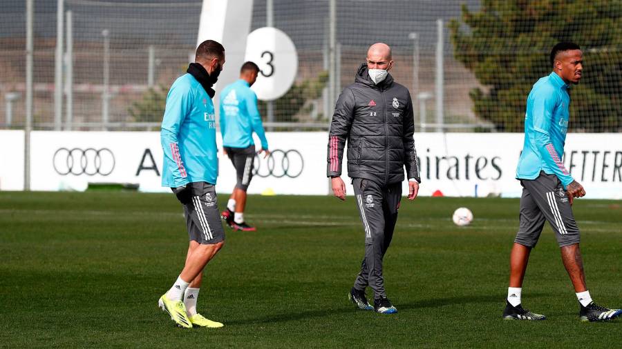Zidane, centro, en un entrenamiento de esta temporada. Foto: Real Madrid