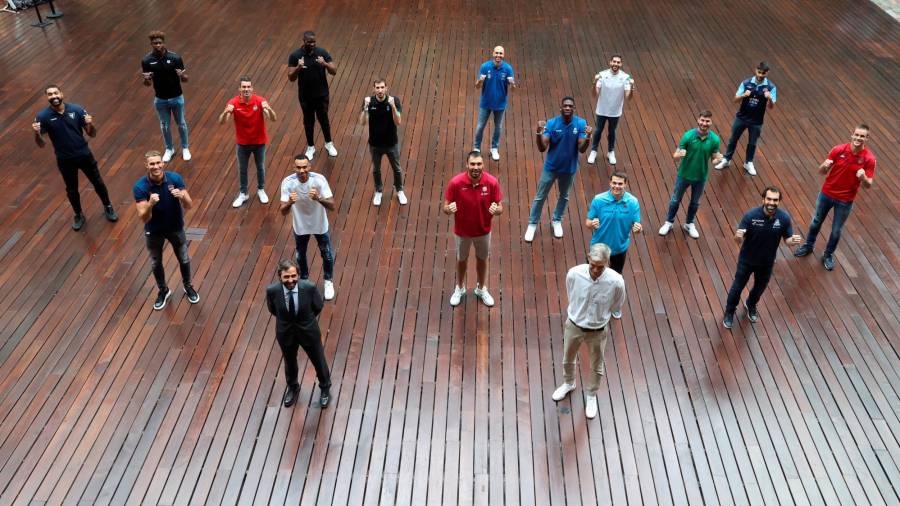 Los representantes de los equipos de la Liga Endesa posando durante la presentación de la temporada. Foto: Kiko Huesca