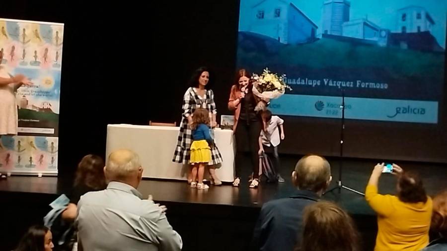 A alcaldesa, Margarita Lamela, agasallou a Guadalupe Vázque cun ramo de flores. Foto: M. Sambade