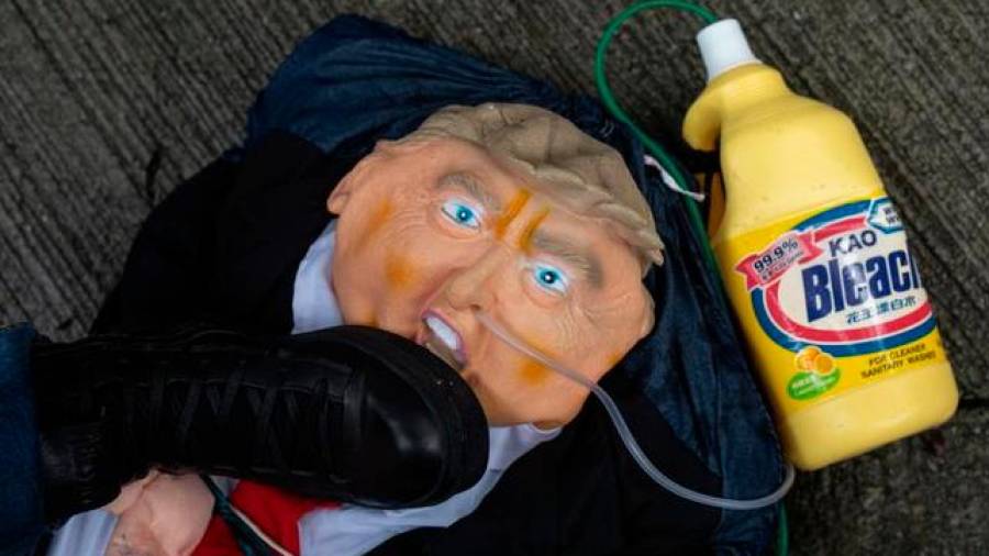 ASIA. Un manifestante pisa un muñeco de Trump. Foto: EFE