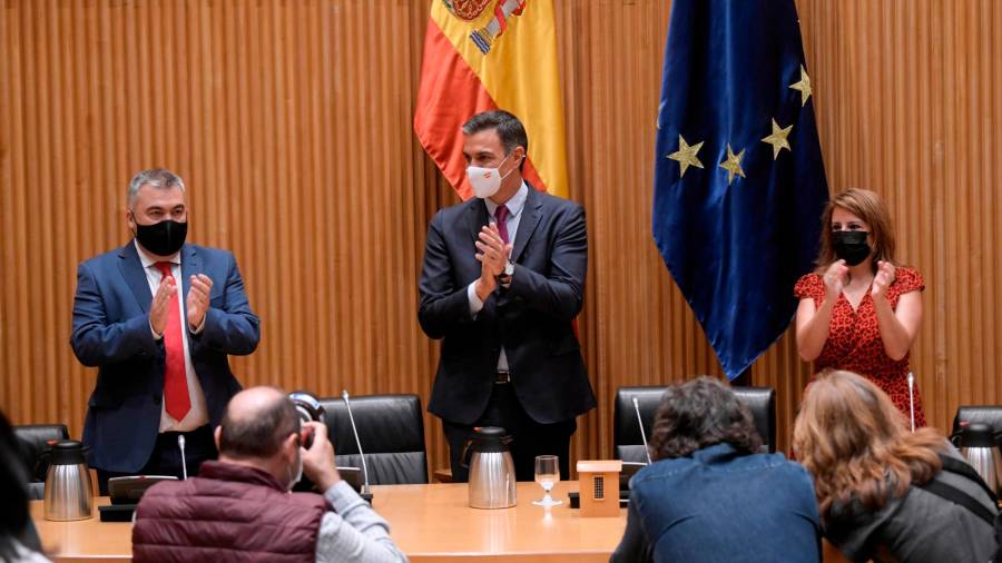 El secretario general del PSOE y presidente del Gobierno, en la reunión interparlamentaria del Grupo Parlamentario Socialista en el Congreso. Foto: Óscar Cañas/E.P.