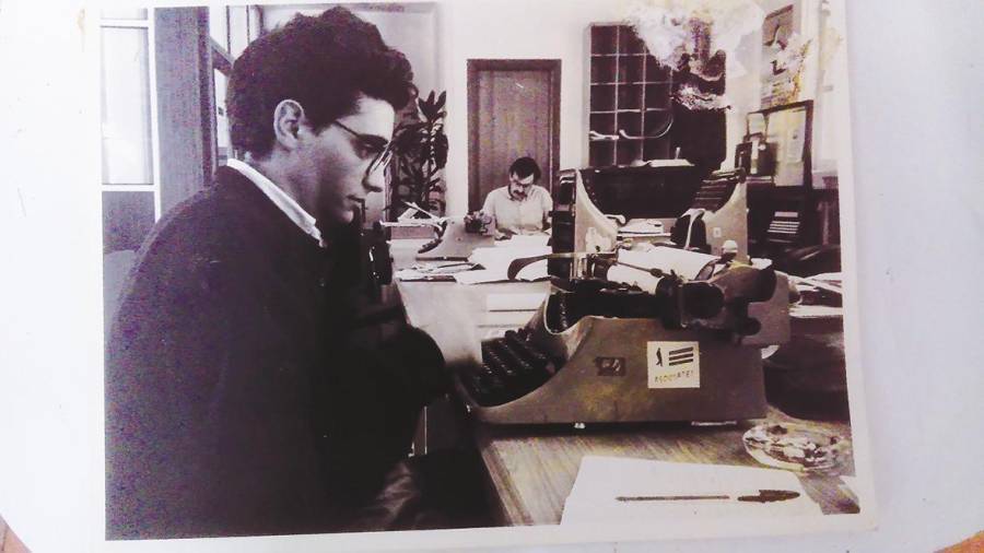 En El Correo (octubre de 1989) con el entonces redactor jefe Víctor Tobío. Foto: ECG