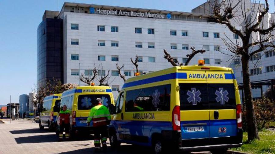 Ambulancias en los accesos del hospital Arquitecto Marcide de Ferrol. Foto: Kiko Delgado/Efe
