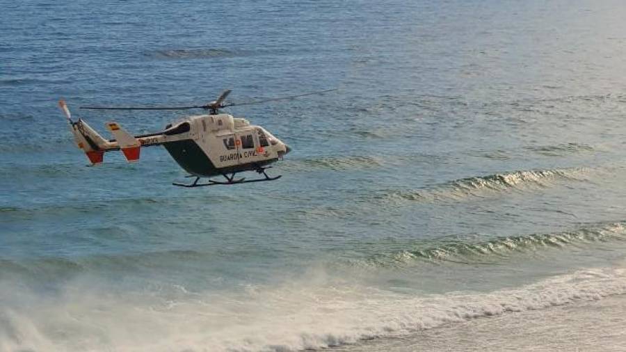 En el vídeo, la Guardia Civil busca desde el aire a otros sospechosos de la operación antidroga llevada a cabo en Ribadeo, de madrugada en la playa de As Sinas, en Vilanova. CG