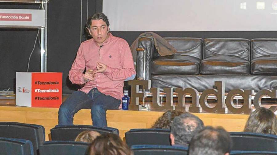 El autor dando una charla sobre Periodismo Digital en la sede Afundación durante la Mobil’ Week Coruña (2019). Foto: ECG