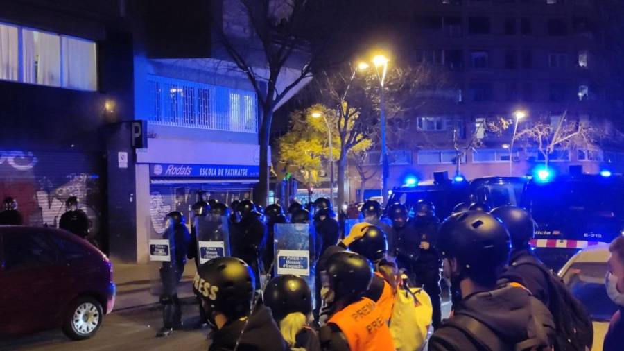 Los manifestantes de Barcelona caminan al grito de 'Libertad Pablo Hasél' ante los Mossos. EUROPA PRESS