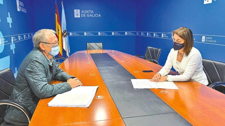 Ignacio Codesido en la reunión con la concelleira Ángeles Vázquez. Foto: C. T.