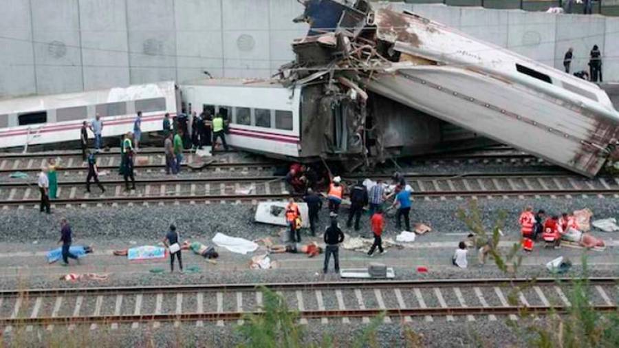 DURAS IMÁGENES tras el accidente del tren Alvia, en la curva de A Grandeira de Angrois, el 24 de julio de 2013. Foto: Efe