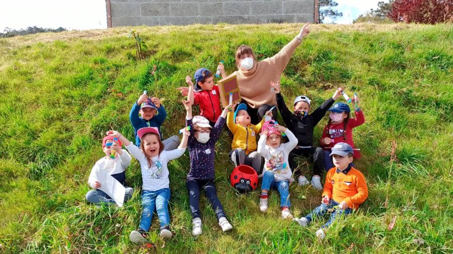 La riojana María González con sus alumnos del CRA de Valga, Pontevedra, disfrutando de la naturaleza. Fotos: Cedidas 