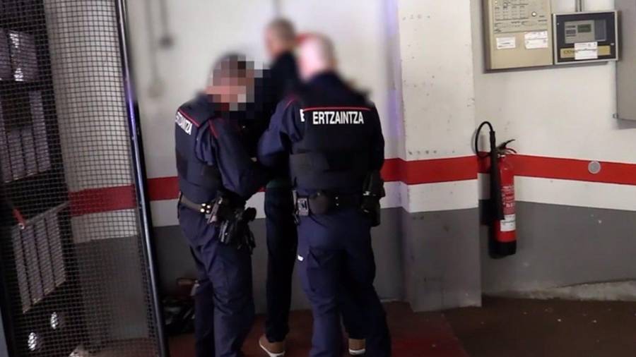 En la imagen, momento en el que fue arrestado uno de los tres detenidos de la red criminal dedicada a estafas en casinos de toda España. ERTZAINTZA