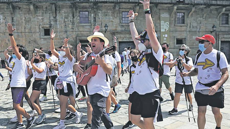 UN GRUPO de caminantes procedente de Jaén, con guitarra incluida, animó ayer la praza do Obradoiro. Foto: A. Hernández