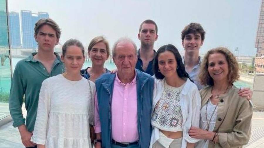 Imagen del rey Juan Carlos junto a sus hijas y sus nietos.