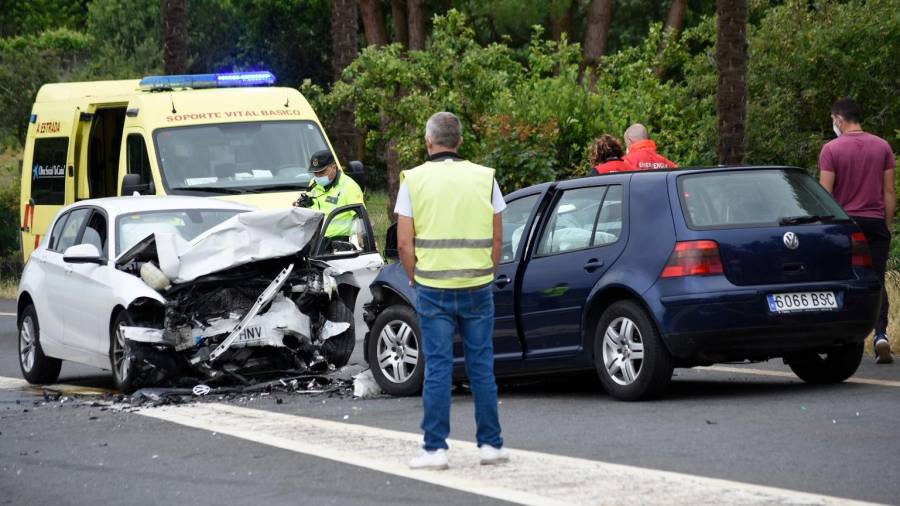 Los coches implicados en el accidente, un Volkswagen y un BMW, sufrieron serios desperfectos / Foto: Sangiao
