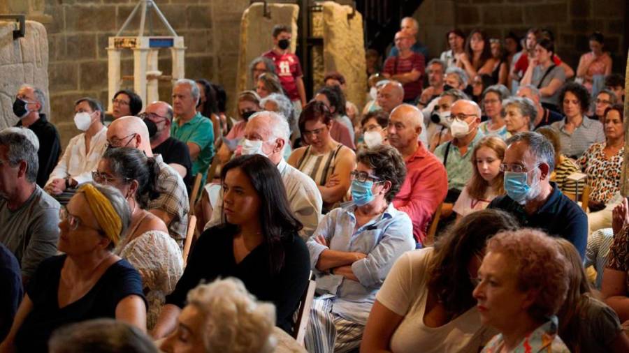 ÉXITO. Numerosas persoas asistiron ó concerto na igrexa de Santa María A Nova de Noia. Foto: NHF
