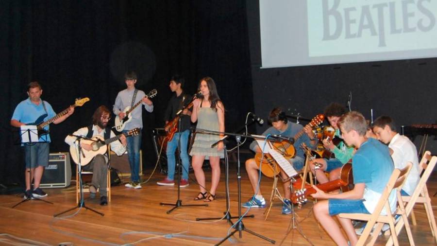 Imagen de archivo de alumnos de la Escola Municipal de Música de Ames, la EMMA, en una gala. Foto: CDA