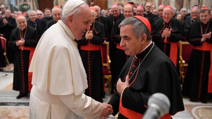 El cardenal Becciu saluda al papa Francisco. Foto: E. Press.