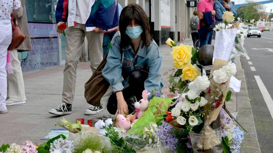 SOLIDARIDAD. Una mujer deposita flores en el lugar donde asesinaron a Samuel. Foto: EFE.