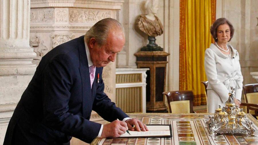 Don Juan Carlos firma su abdicación en 2014, tras lo que pasó a ser rey emérito. Foto: Efe
