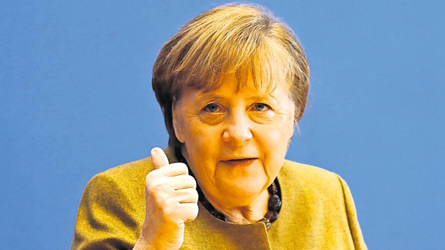 NEGOCIACIÓN. La canciller alemana, Ángela Merkel, gesticula ante los medios de comunicación (Foto: Fabrizio Bensch/Reuters)