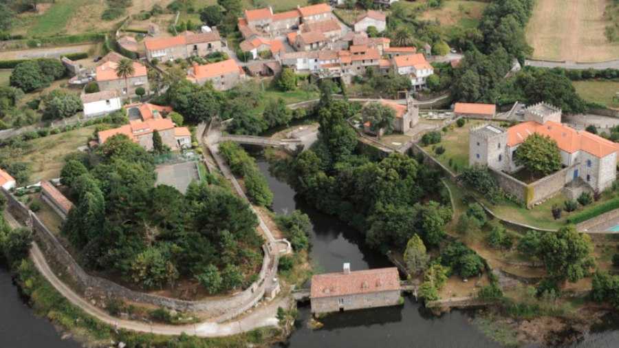 Vista aérea do paseo fluvial e do núcleo de Santiago de Cereixo. Foto: Concello de Vimianzo