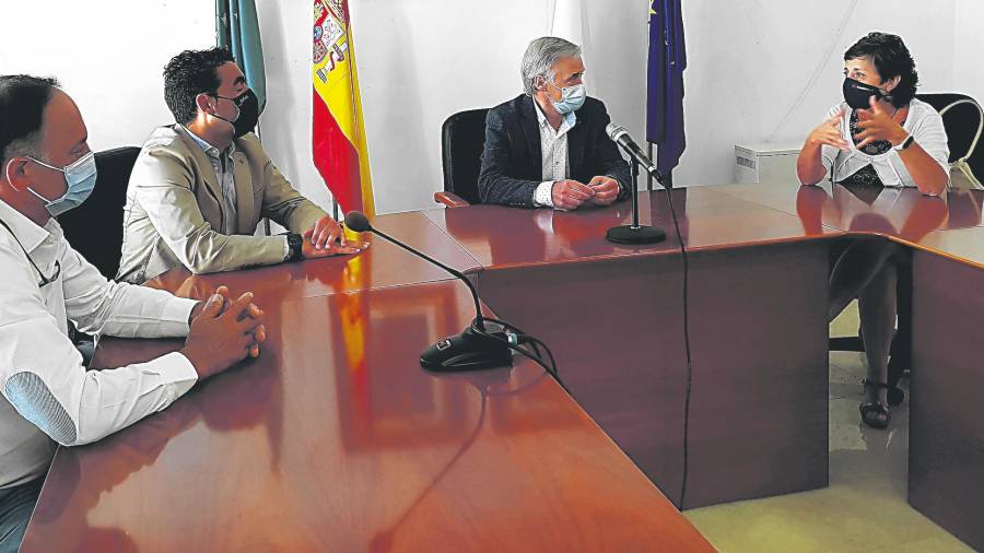 Á dereita, a conselleira Sagrario Pérez e Luis Taboada conversando onte na Casa do Concello de Vila de Cruces. Foto: XG