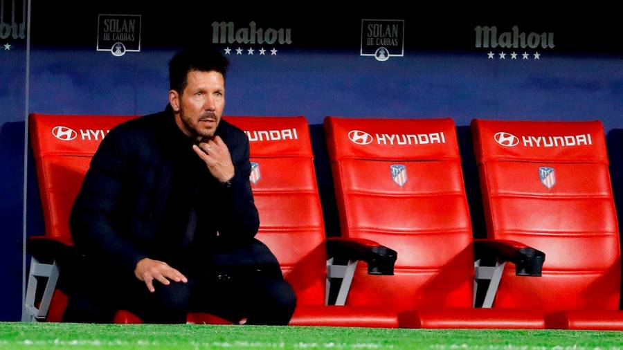 AL FRENTE Diego Simeone, durante un partido del Atlético de Madrid. Foto: Ballesteros