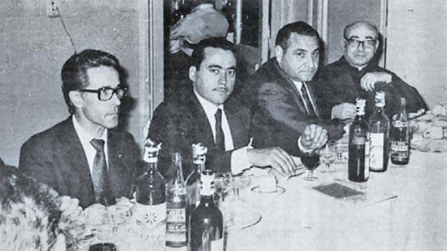 A ÚLTIMA IMAXE. Faustino Rey Romero, dereita, o dezaoito de decembro de 1971, nunha cea no Centro Galego de Bos Aires, horas antes de sufrir o accidente mortal. Foto: C. de Rianxo