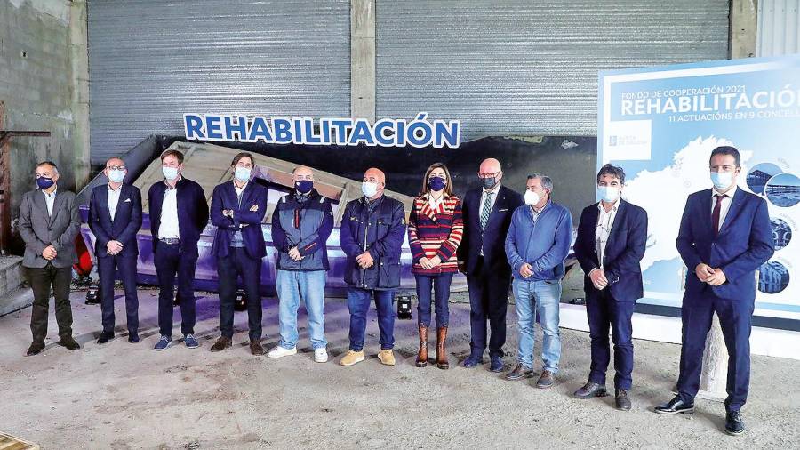 Ángeles Vázquez, séptima pola esquerda, co rexedor noiés, oitavo, e o de Ribeira, noveno, tras a firma dos convenios en Noia. Foto: XG 