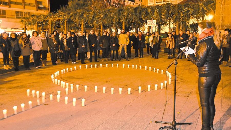 Las velas han presidido la concentración celebrada en la villa de A Estrada en los últimos años. Foto: Puri Sangiao