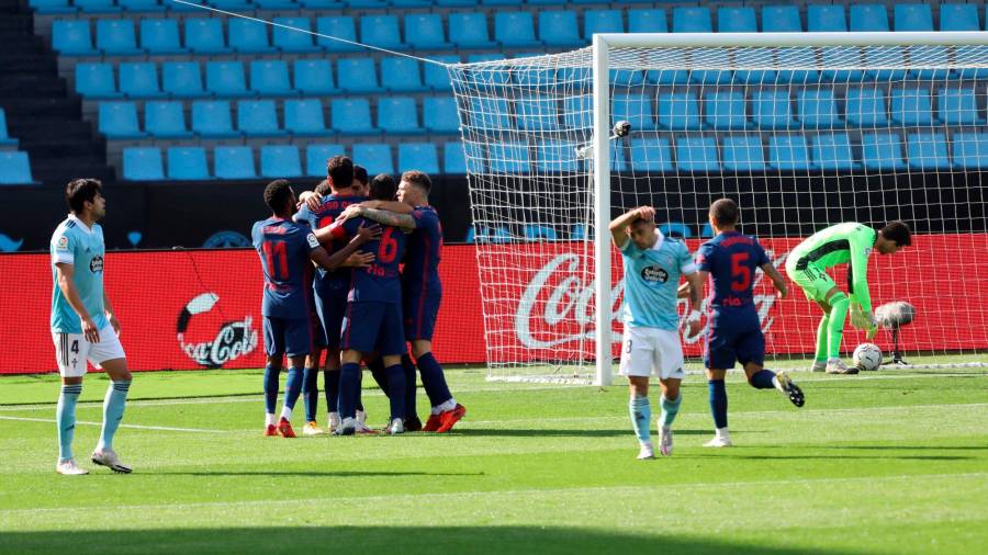 Los jugadores del Atlético festejando el gol del uruguayo Luis Suárez en el estadio Balaídos de Vigo. Foto: Salvador Sas