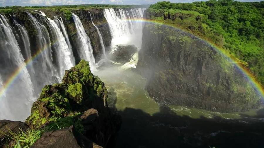 Cataratas Victoria. Situada entre Zambia y Zimbabue, esta catarata es la más grande del mundo debido a su altura y anchura. El sonido de sus aguas alcanza a escucharse a 40 kilómetros de distancia y su rocío alcanza los 400 metros de altura. (Fuente, www.vix.com)