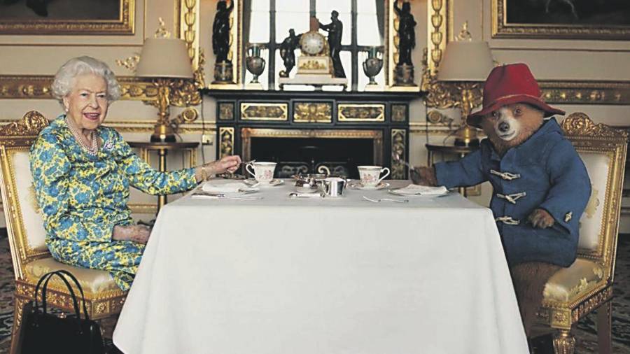Isabel II toma el té con el oso Paddington en Buckingham Palace.