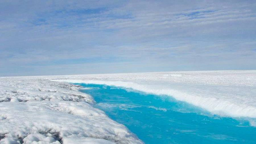 La capa de hielo de Groenlandia está perdiendo alrededor de 287 gigatoneladas de hielo por año, es decir, el equivalente al peso de aproximadamente 50.000 pirámides de Giza. (Fuente, nationalgeographic.com)