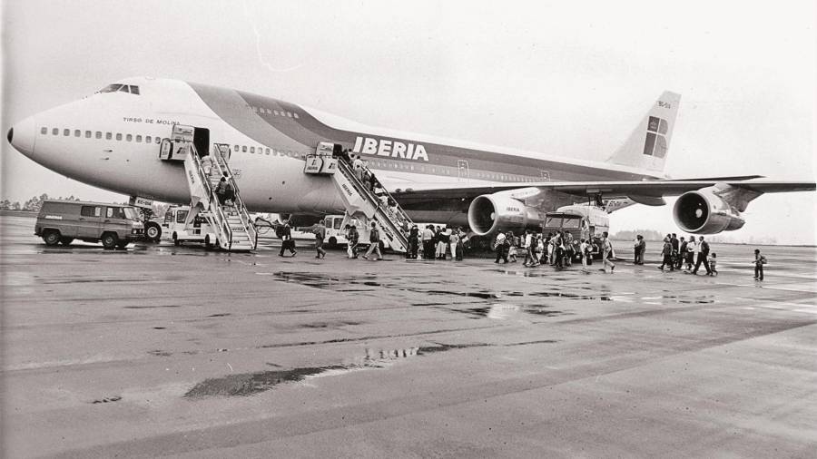 Emigrantes gallegos embarcan en un Boeing 747 en Lavacolla para regresar a México tras unas vacaciones en Galicia en 1990. Foto: Archivo ECG