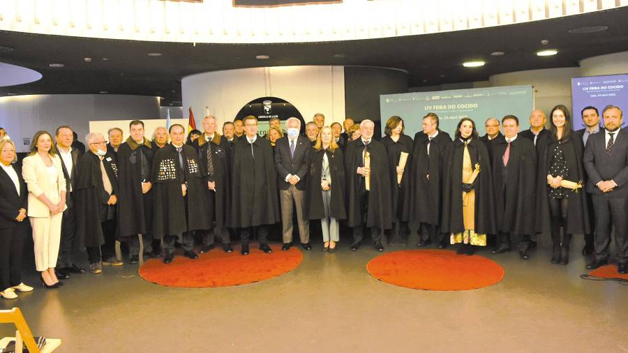 Foto de grupo de las autoridades y homenajeados en la Encomenda do Cocido que cada año convoca el Ayuntamiento de Lalín. Foto: Sangiao
