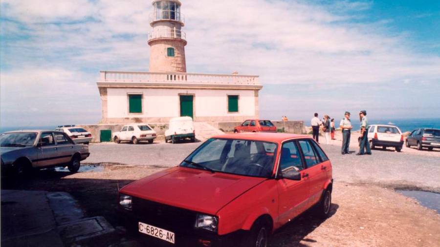 El Seat Ibiza de María José Arcos en el faro de Corrubedo un día después de su desaparición y rodeado de agentes de la Guardia Civil Foto: ECG