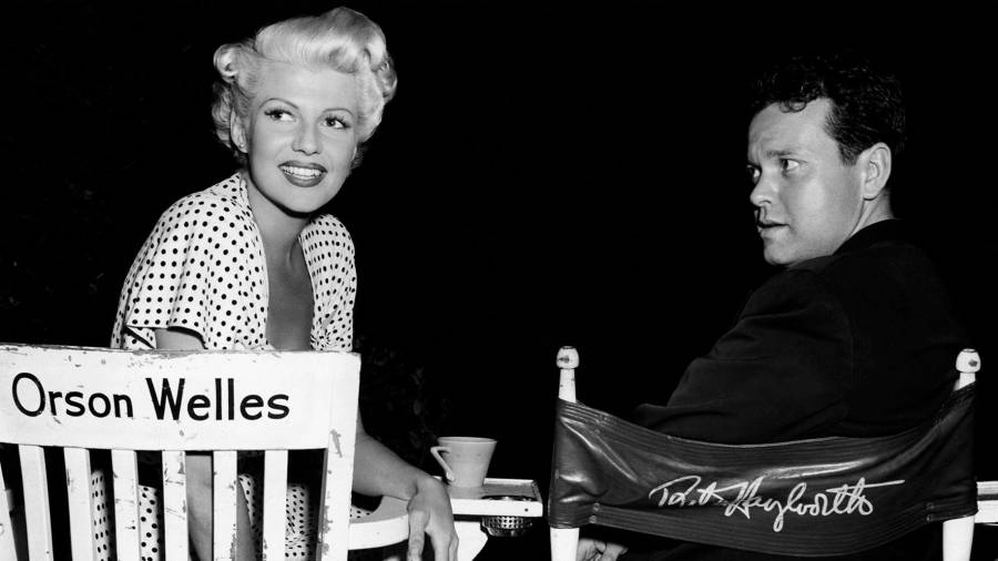 Welles y Rita formaron uno de los matrimonios más turbulentos de los años 40. Él le era infiel con coristas y actrices como Judy Garland. Ella mantuvo que Orson fue su gran amor. Él dijo que Rita le aburría.