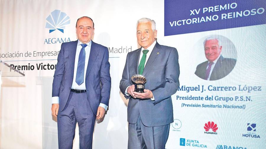 El doctor Miguel Carrero, a la derecha, recibe el Premio Victoriano Reinoso de manos de Julio Lage, presidente de Aegama. Foto: Aegama