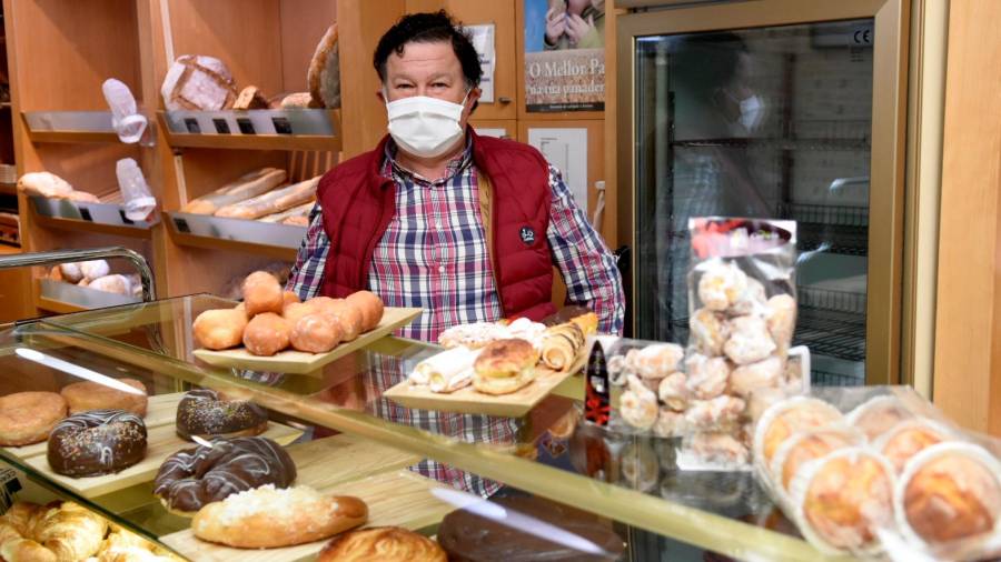 Benigno Cervela, dono da panadaría estradense Cervela, mostra o seu amplo surtido de pan e doces. Foto: Sangiao