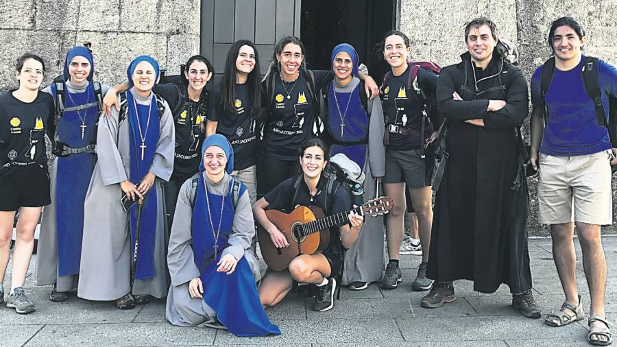 misioneras argentinas acompañadas de jóvenes madrileños, catalanes, navarros y canarios; en la Iglesia de San Lázaro