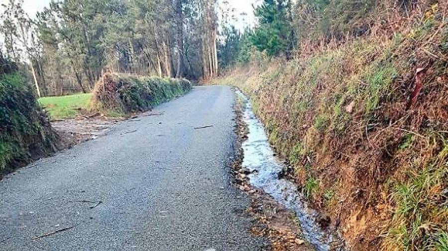 Estado de las cunetas en un tramo del acceso viario a San Xoán de Grixoa, Santa Comba. Foto: Adiante Galicia