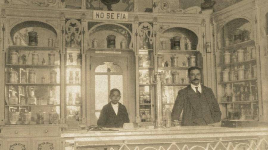 FARMACIA TATO. Foto realizada por Hermógenes Garita en 1917. Foto: Fototeca del Museo Valle-Inclán 